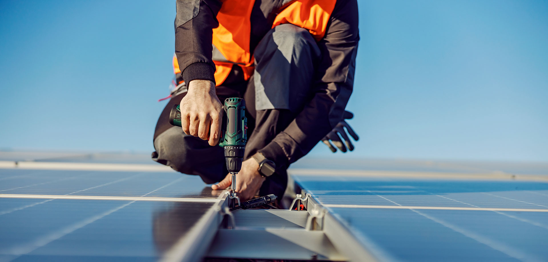 Installation d'un panneau solaire sur un toit par un professionnel