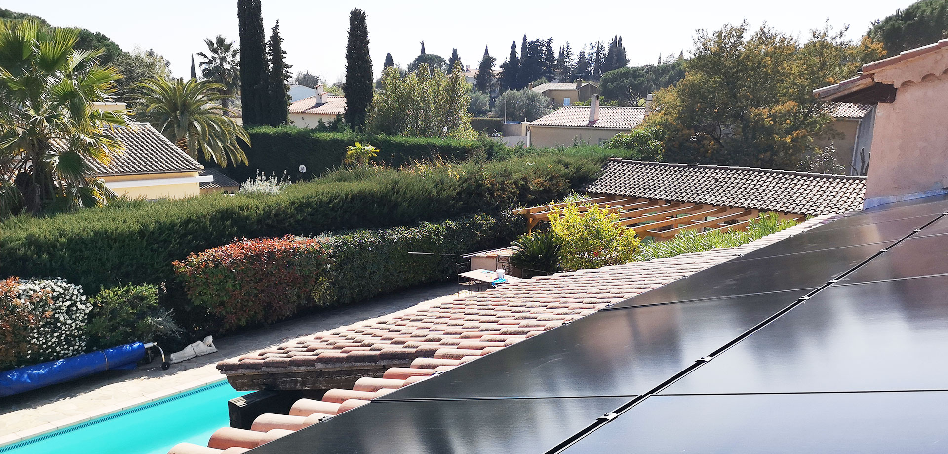 poseur de panneaux solaires sur le toit d'une maison