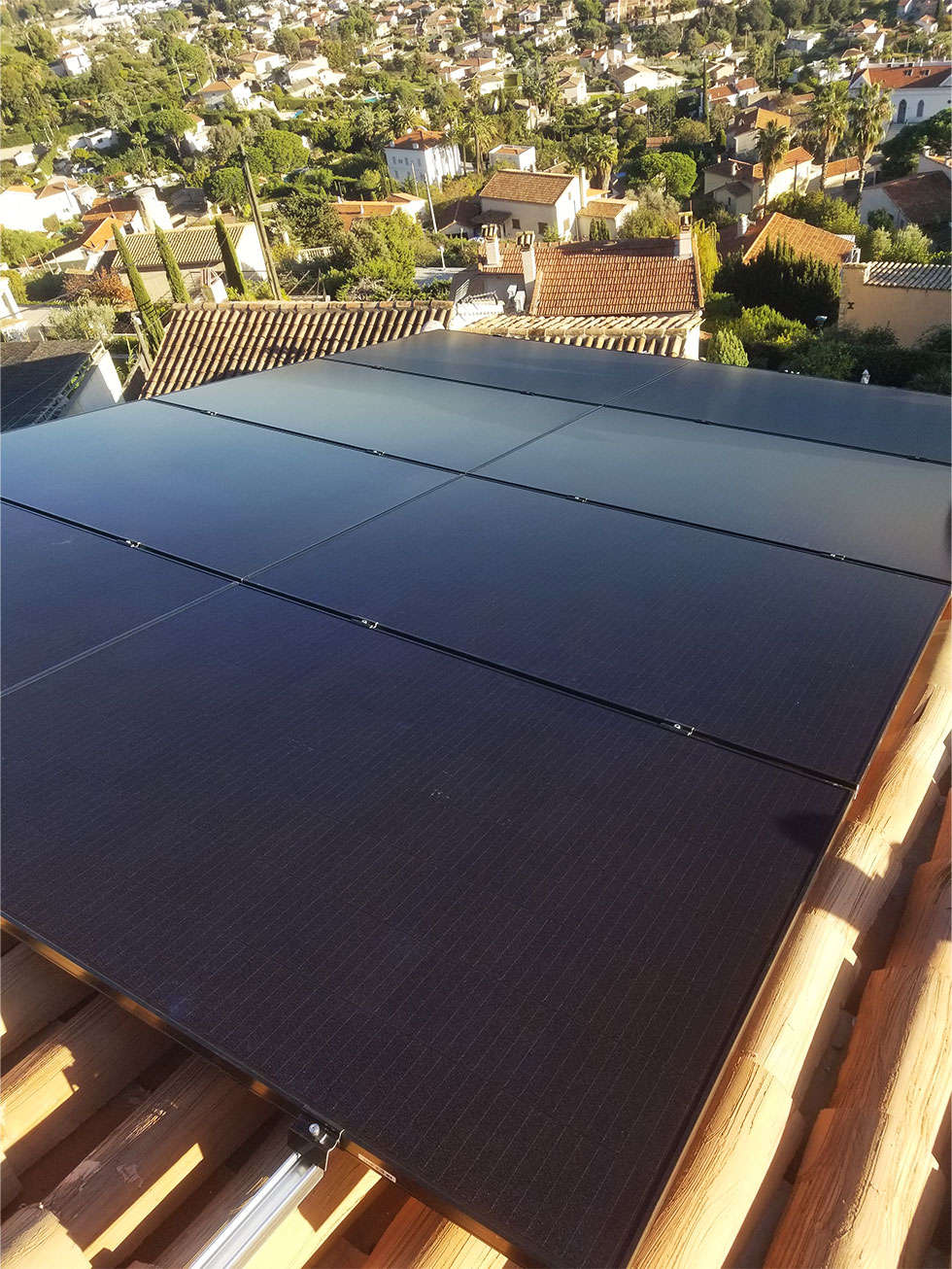 installation de panneaux solaires photovoltaïque sur le toit d'une maison
