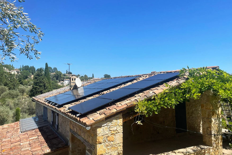 installation de panneaux solaires photovoltaïque sur le toit d'une maison