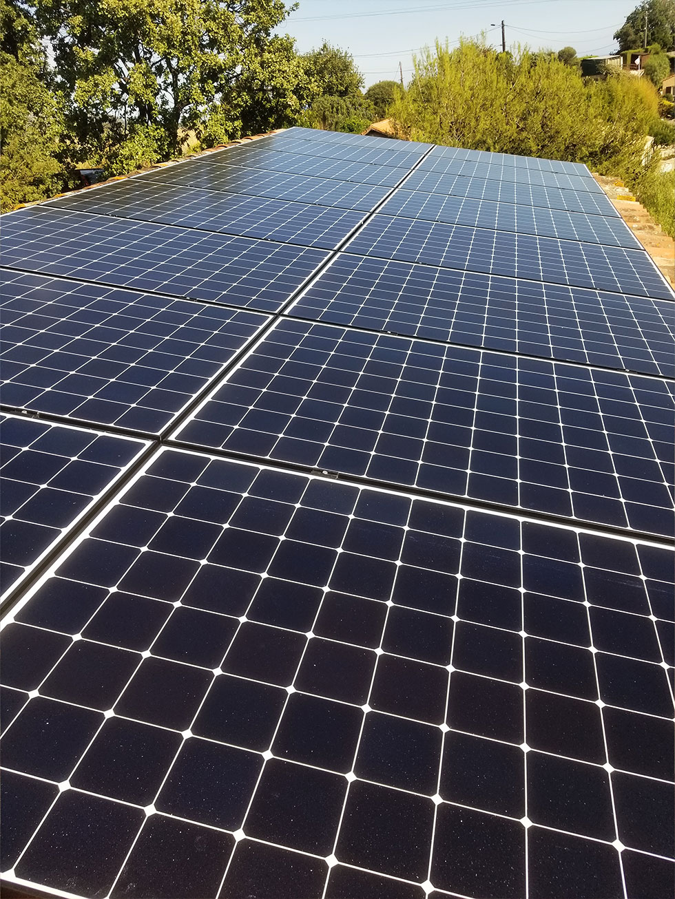 installation de panneaux solaires photovoltaïque sur le toit d'une maison