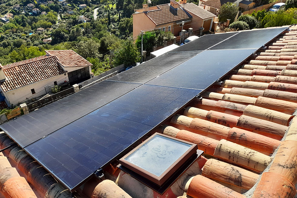 installation de panneaux solaires photovoltaïque sur le toit d'une maison