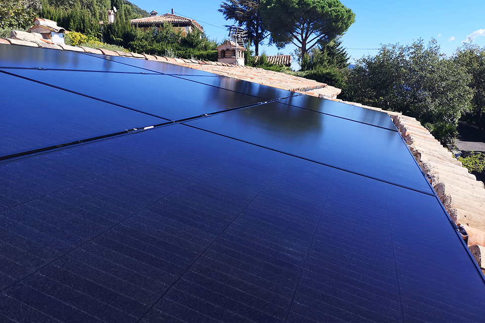 installation de panneaux solaires photovoltaïque sur le toit d'une maison