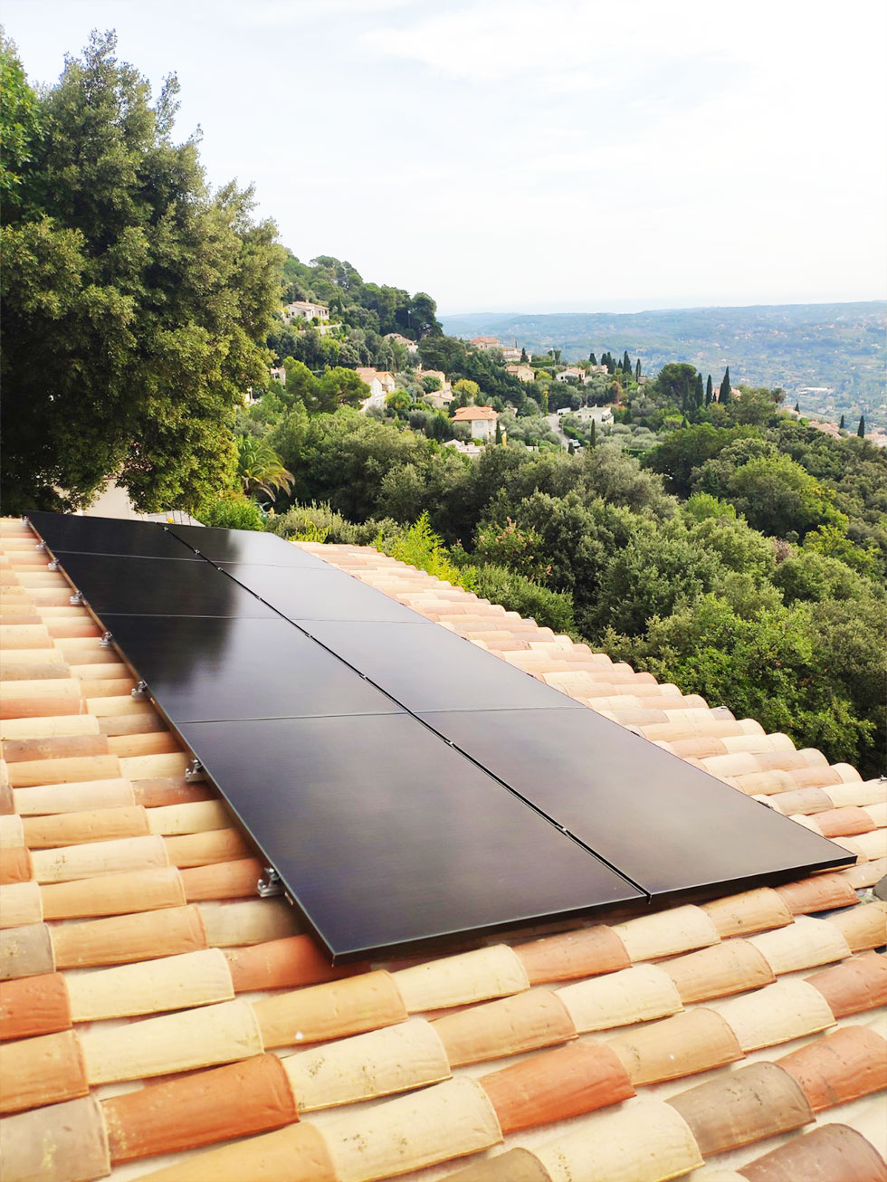 installation de panneaux solaires photovoltaïque sur le toit d'une maison