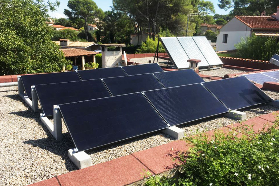 installation de panneaux solaires photovoltaïque sur le toit d'une maison