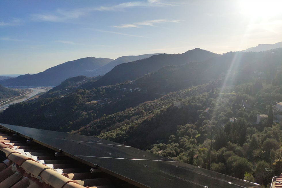 installation de panneaux solaires photovoltaïque sur le toit d'une maison