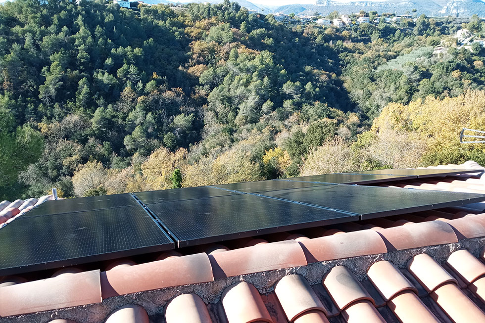 installation de panneaux solaires photovoltaïque sur le toit d'une maison