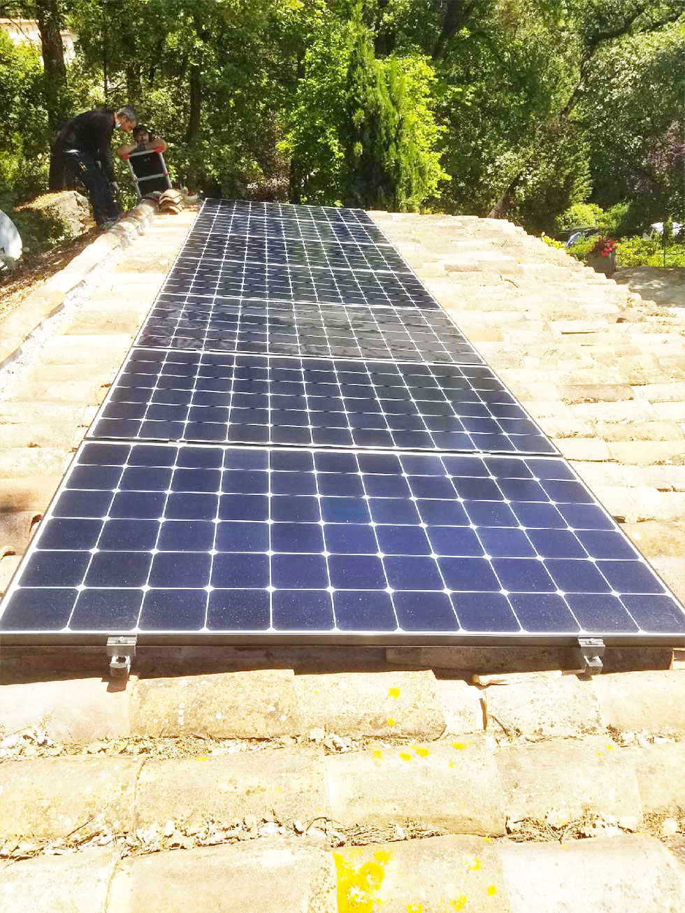 installation de panneaux solaires photovoltaïque sur le toit d'une maison