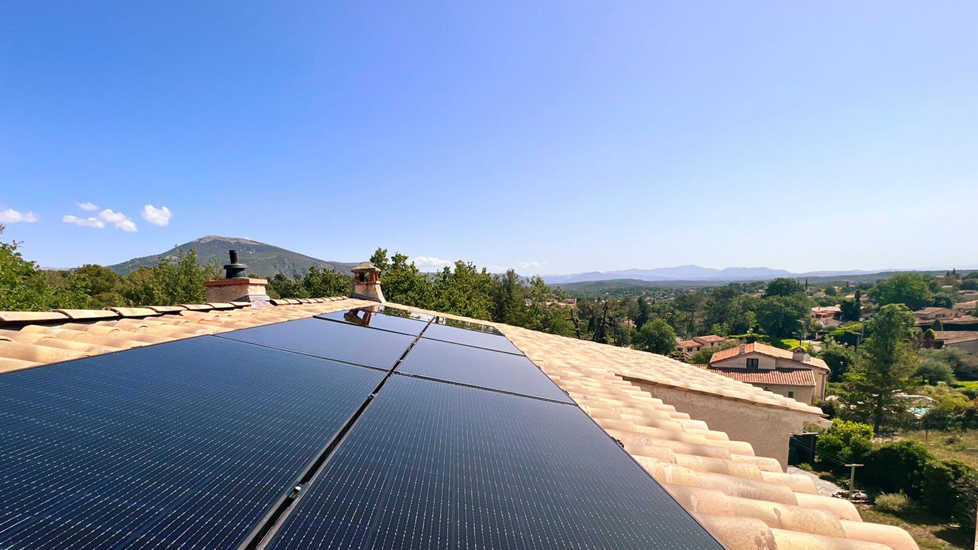 Panneaux solaires photovoltaïques installés sur le toit d'une maison dans les Alpes Maritimes