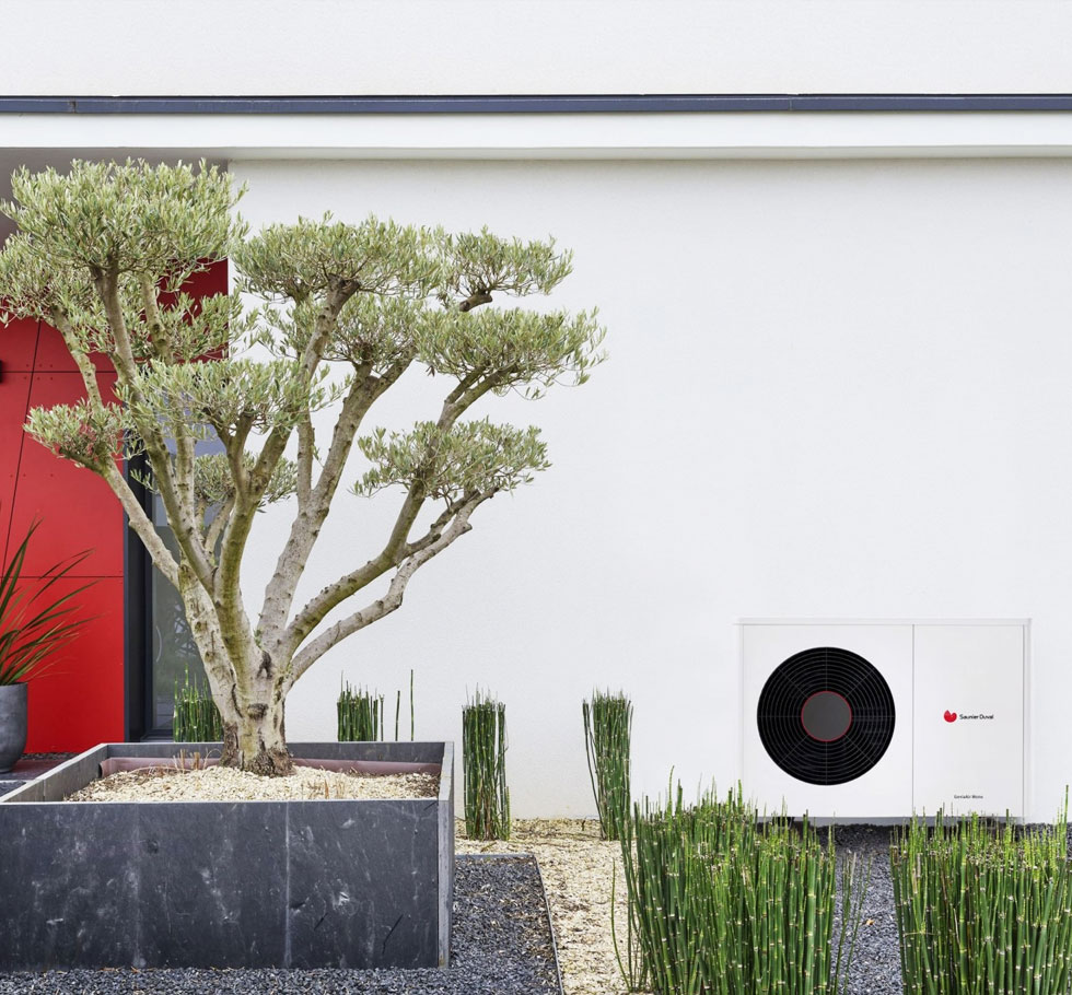 Pompe à chaleur dans un jardin zen