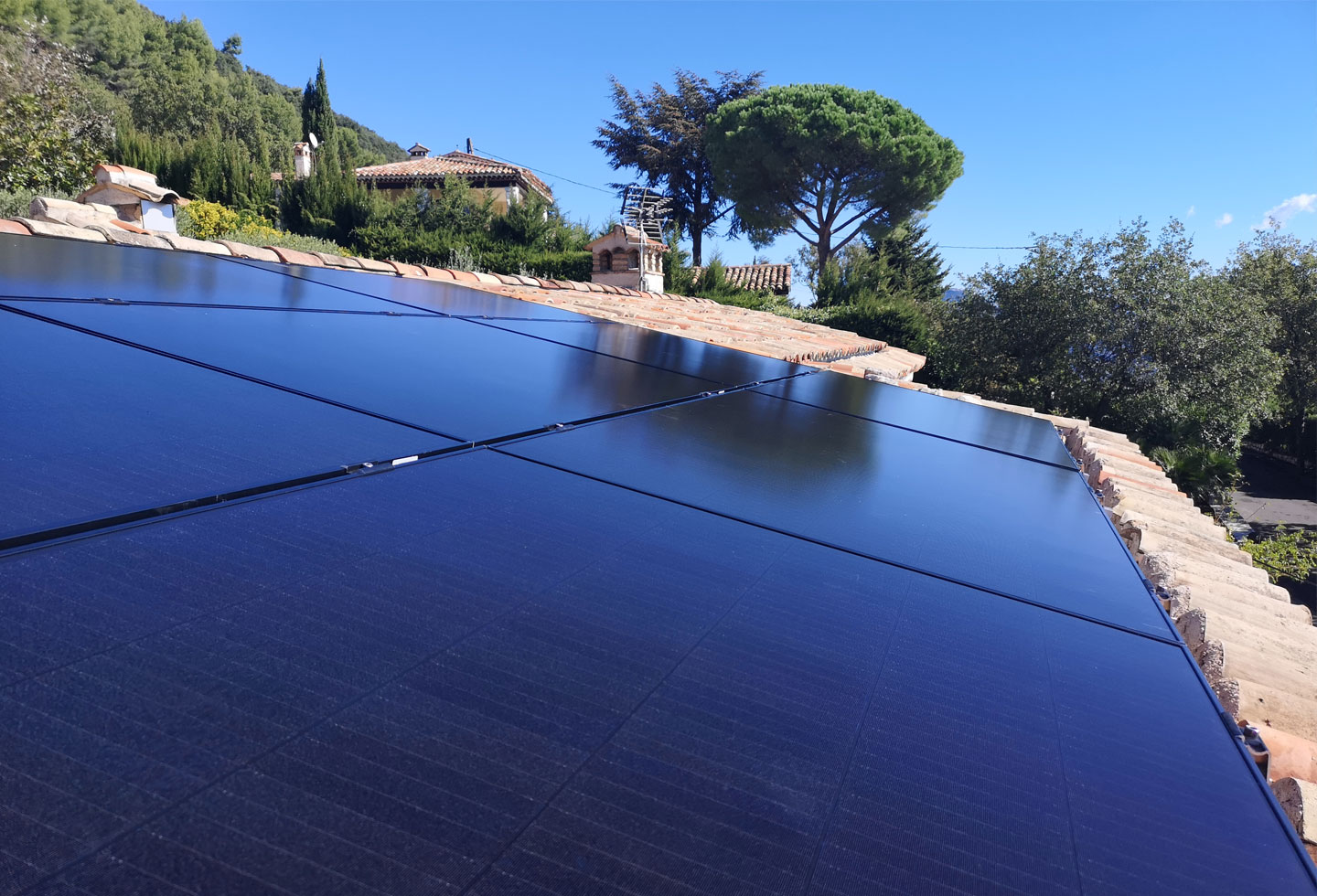 panneaux solaires photovoltaïques installés sur le toit d'une villa dans les Alpes Maritimes