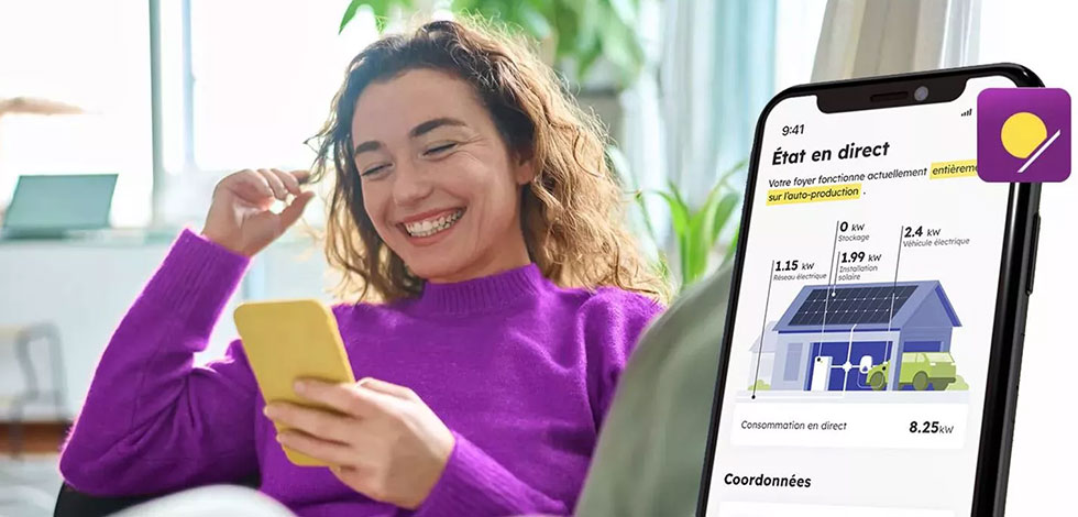 Cliente souriante en contact avec Azur Système Solaire depuis son smartphone