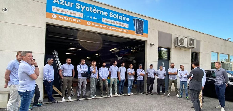 Équipe d'Azur Système Solaire devant les locaux de l’entreprise à Grasse