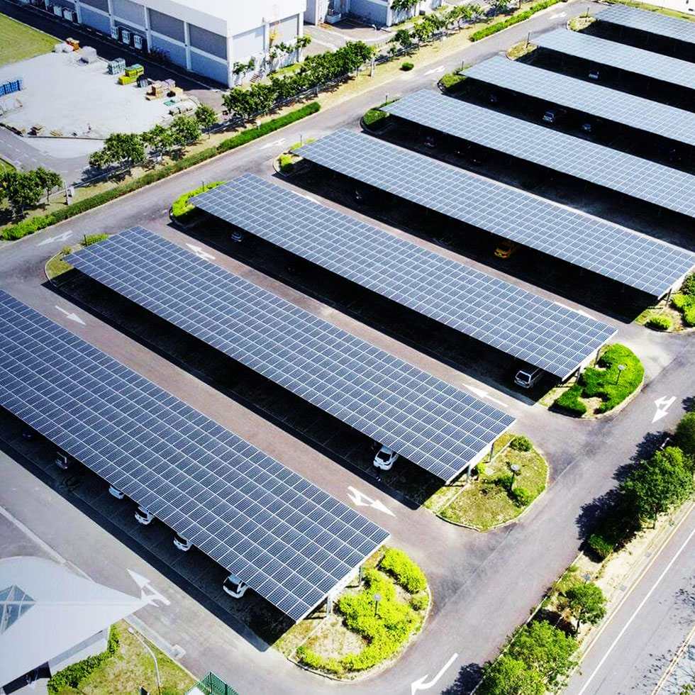 Ombrières solaires installées sur un parking pour production d'énergie renouvelable