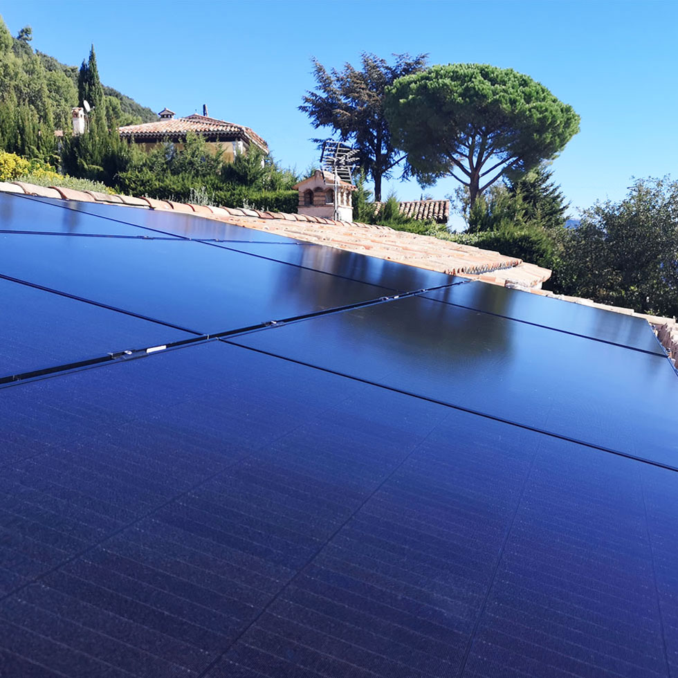 Installation de panneaux solaires sur une toiture dans les Alpes-Maritimes