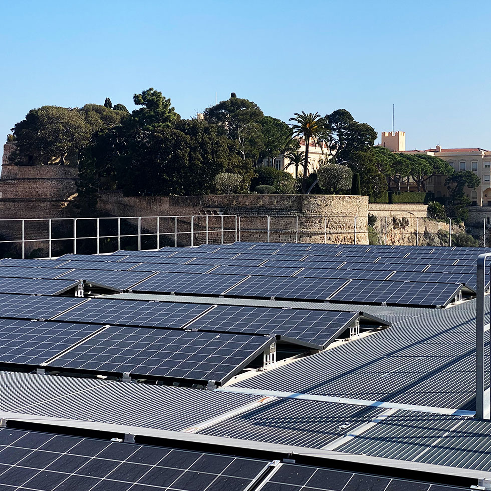 batterie pour panneaux solaires installée dans un garage