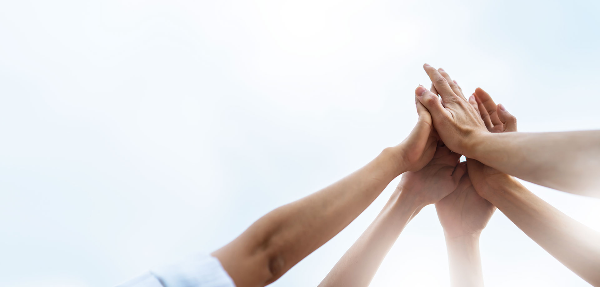 Mains levées en signe d’unité et d’esprit d’équipe