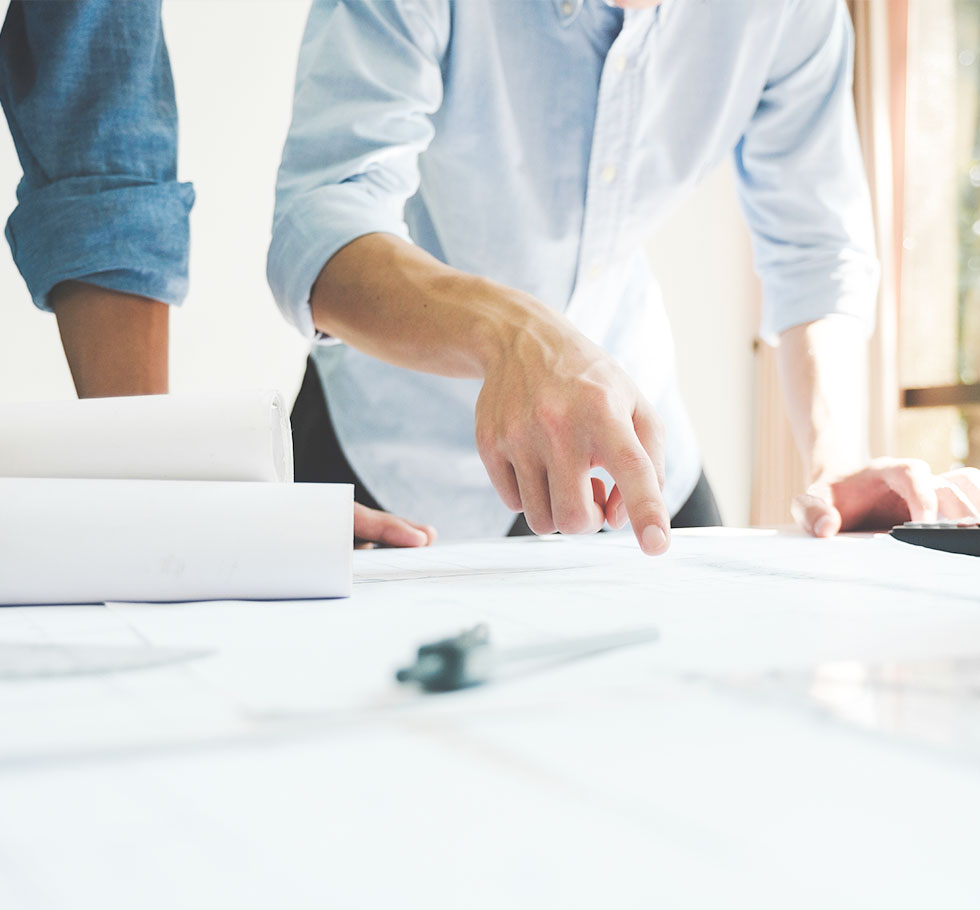 Architecte examinant des plans d'une installation photovoltaïque