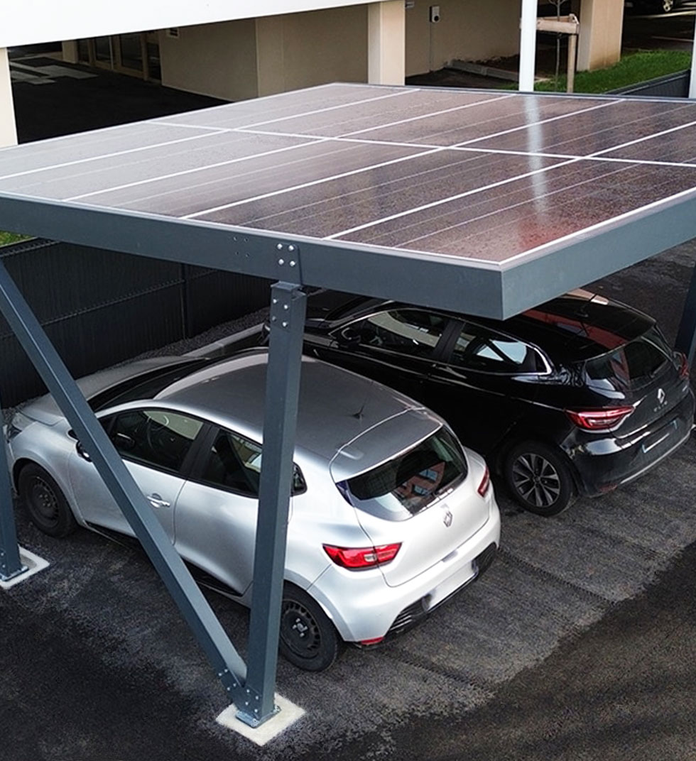 Carport solaire en aluminium installé sur un parking