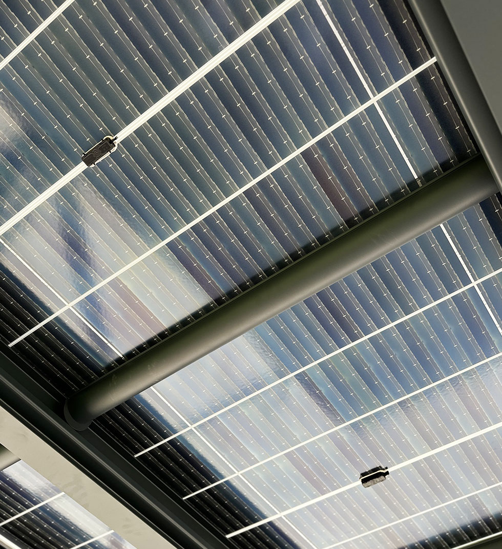 Panneaux photovoltaïques à haut rendement intégrés dans un carport solaire