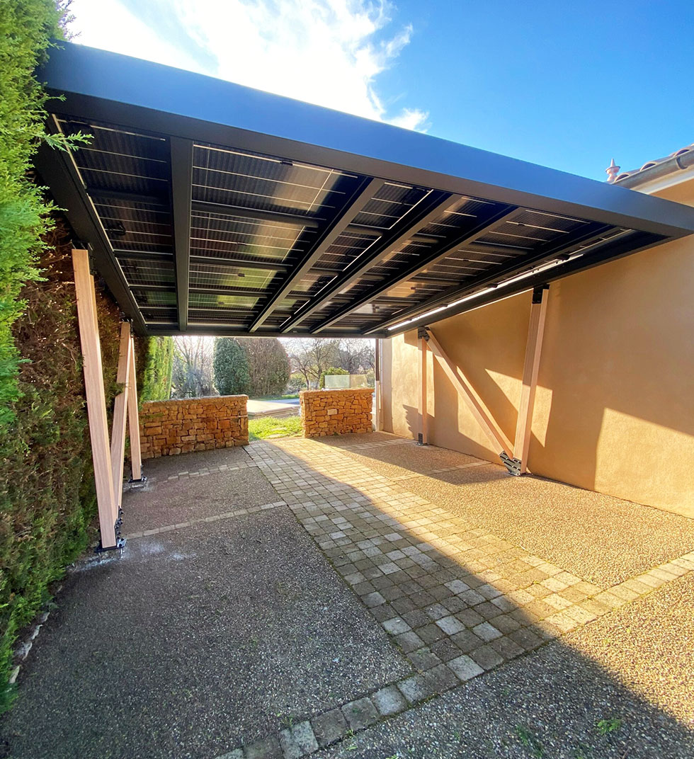 Installation d'un carport solaire en aluminium adossé à une maison