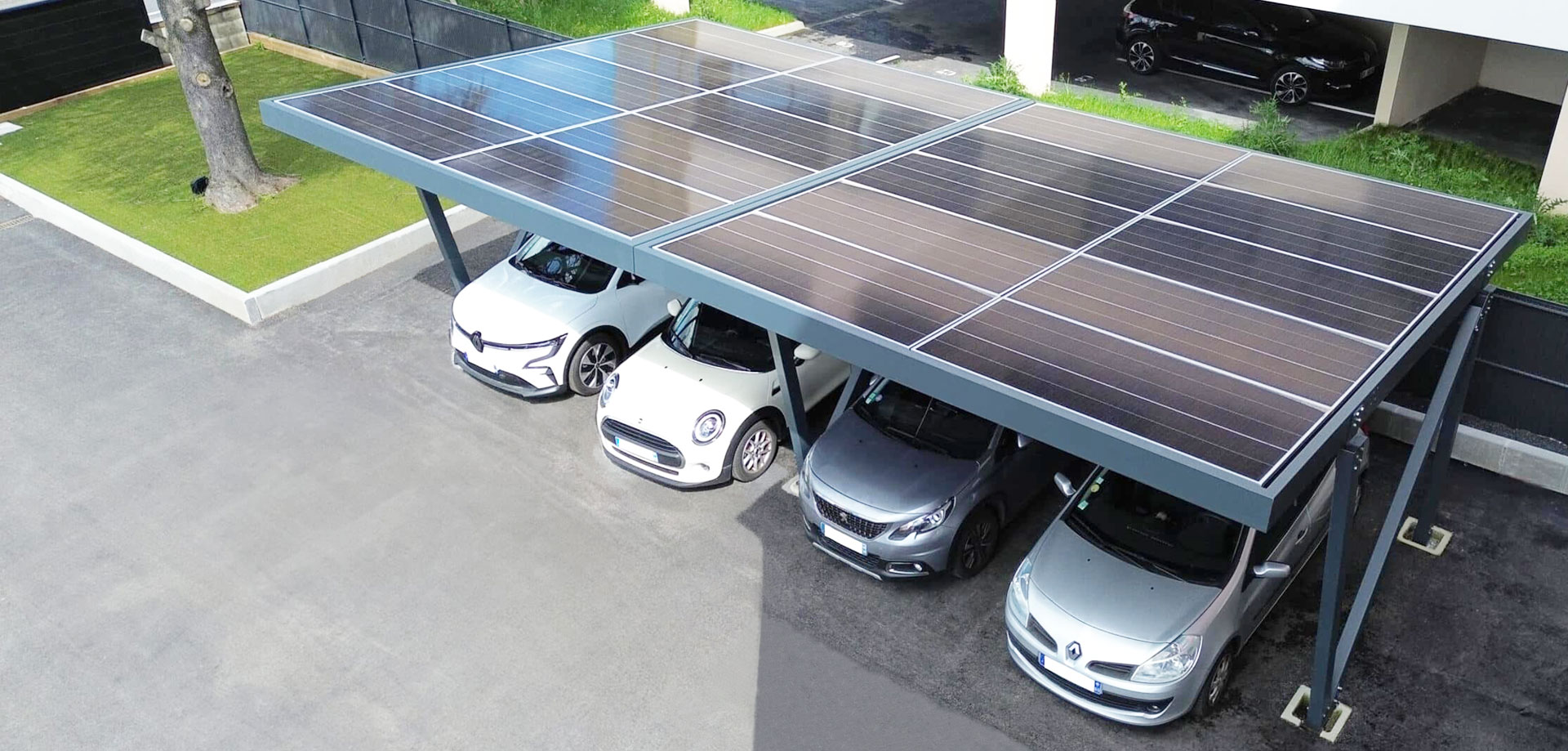carport solaire avec panneaux photovoltaïques