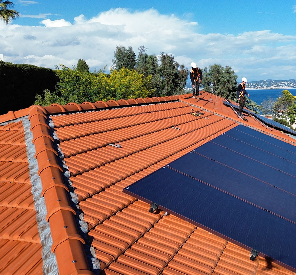 chantier d'une installation photovoltaïque sur un toit à nice