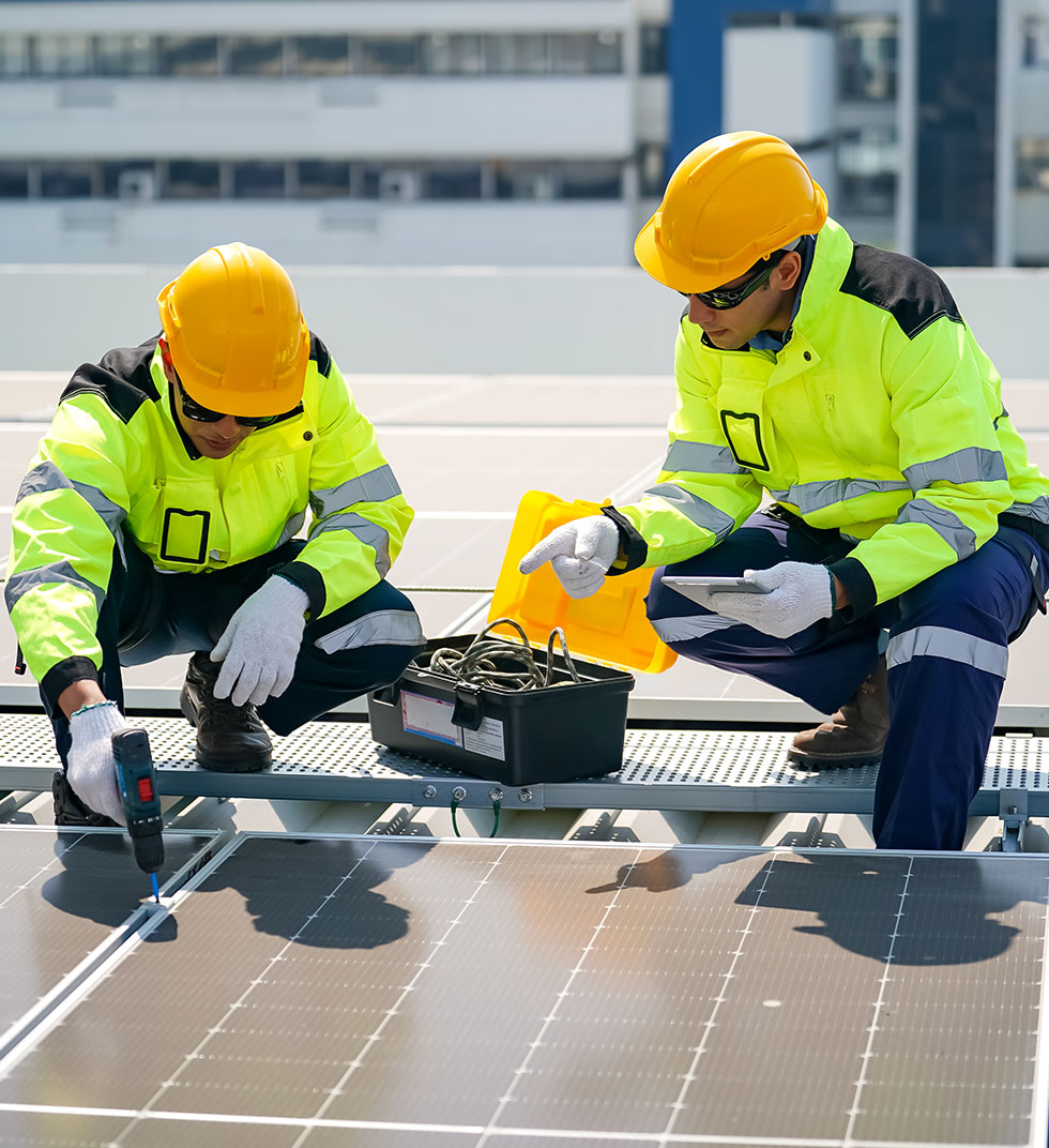 Techniciens effectuant un dépannage sur des panneaux photovoltaïques en toiture