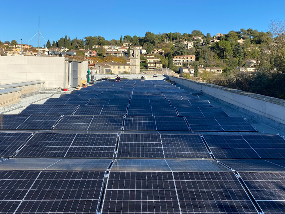 Installation centrale solaire sur le toit de la Mairie de Valbonne