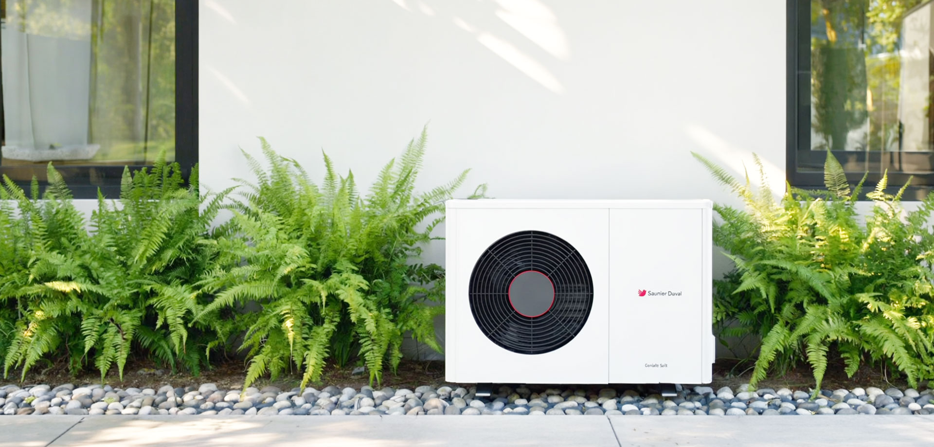 Installation pompe à chaleur extérieure contre le mur d'une maison moderne