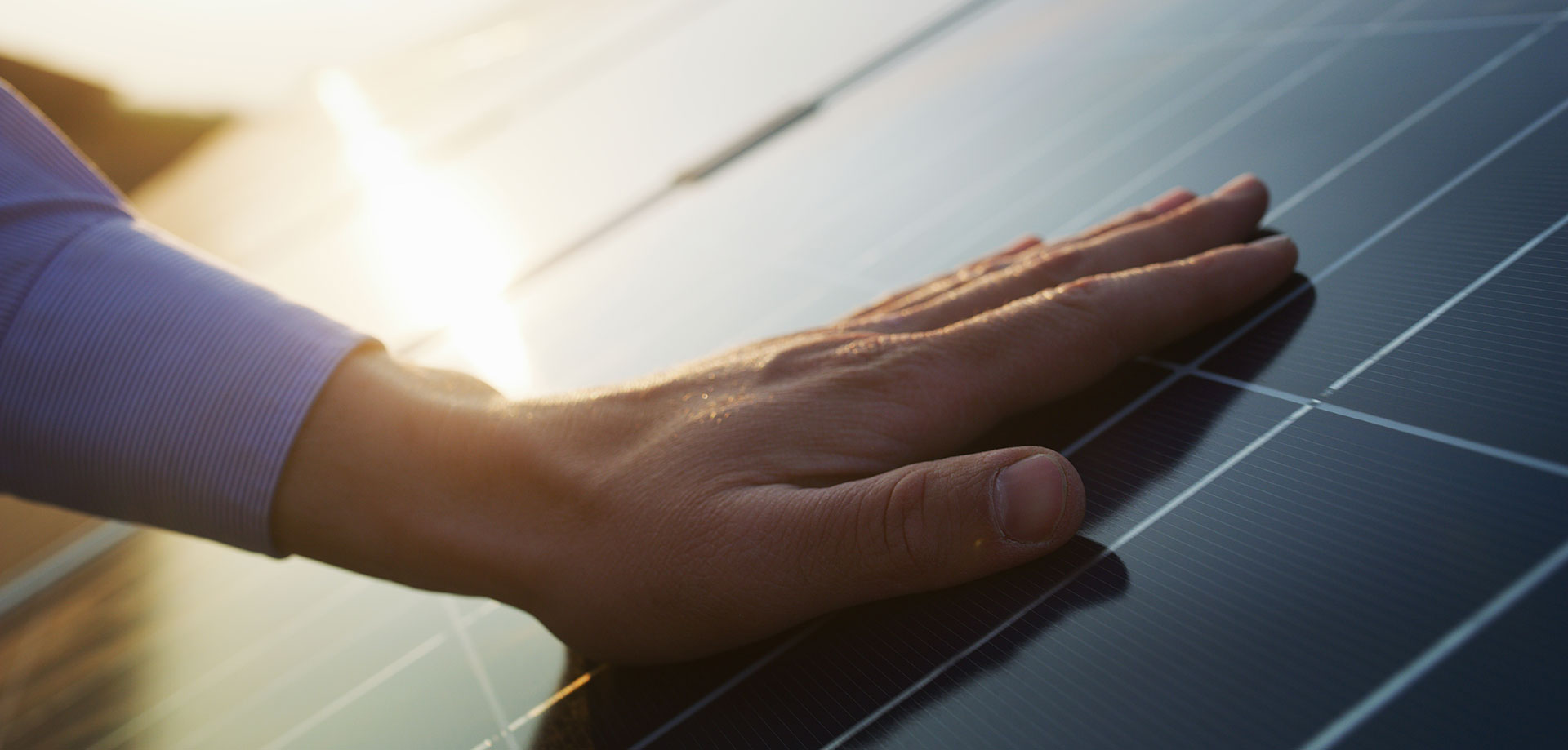Contrôle manuel lors d’une opération de maintenance sur une installation photovoltaïque