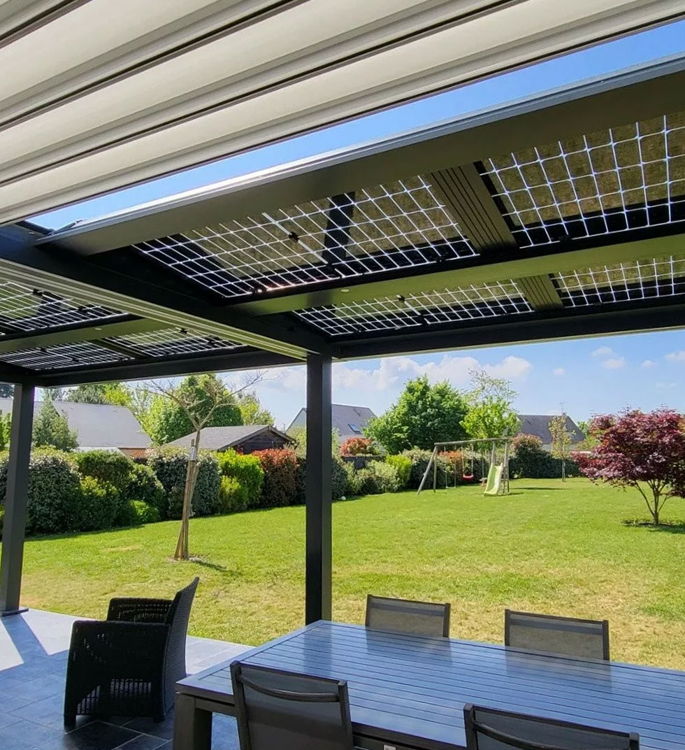 Pergola bioclimatique photovoltaïque avec panneaux solaires intégrés sur terrasse de jardin
