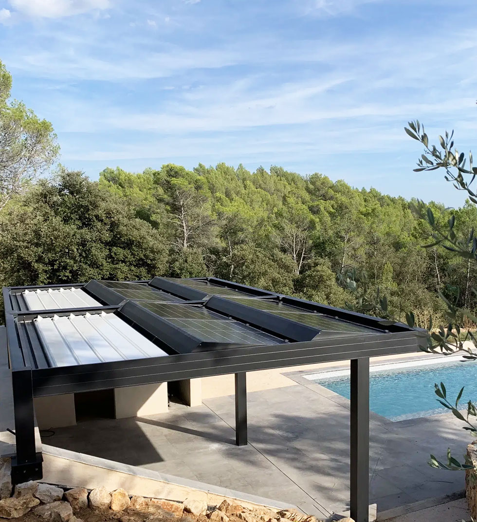 Pergola bioclimatique solaire avec panneaux photovoltaïques intégrés sur le toit