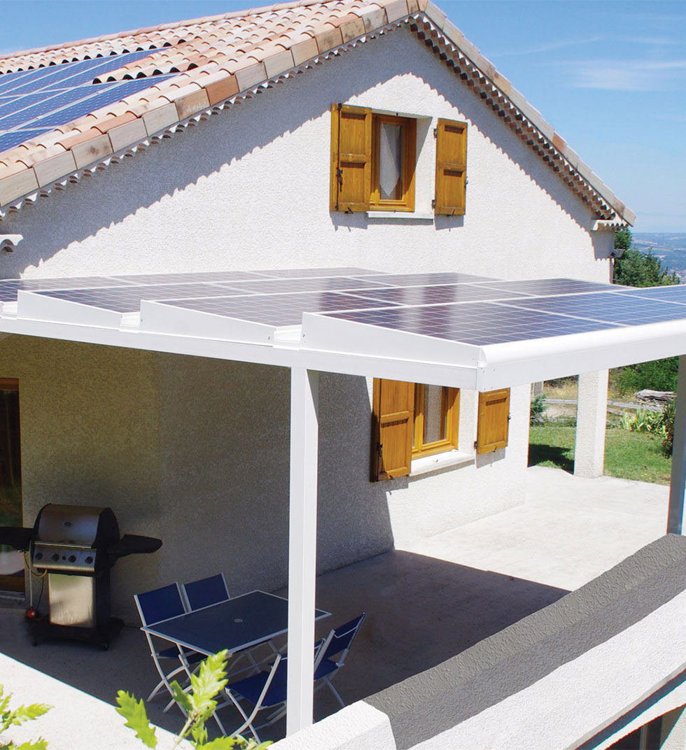 Pergola photovoltaïque installée sur une terrasse, avec panneaux solaires intégrés