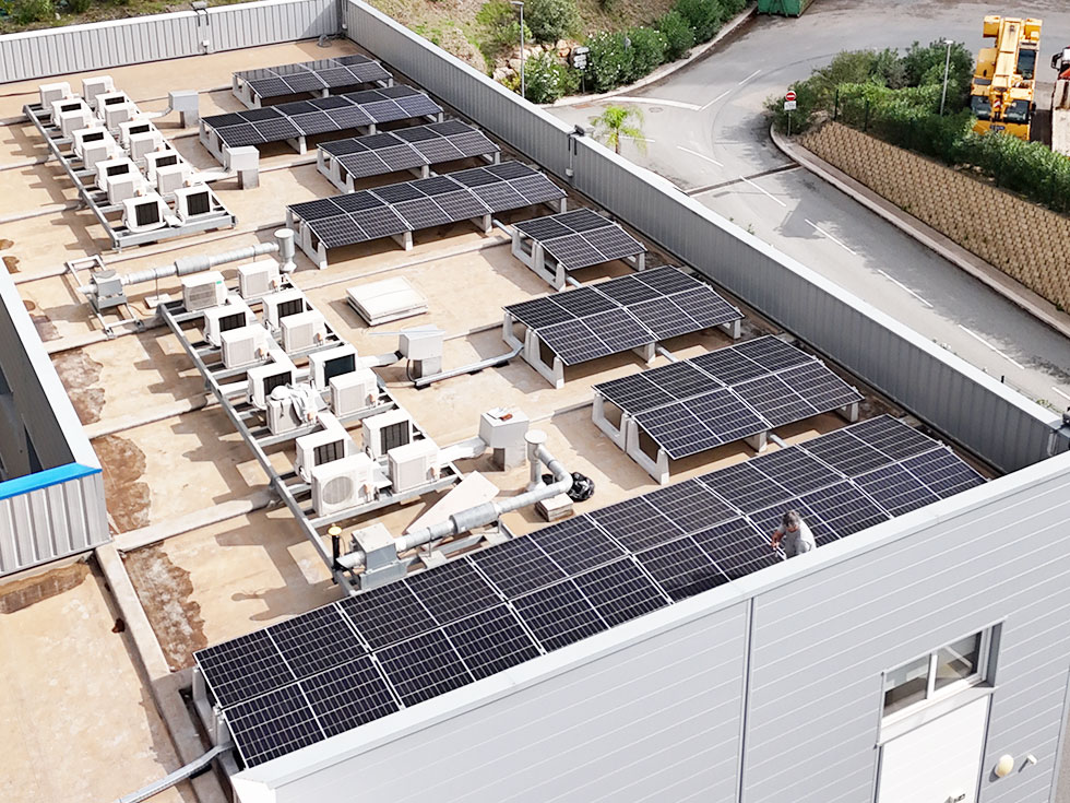 Centrale solaire installée sur la toiture de Razel Bec à Colomars