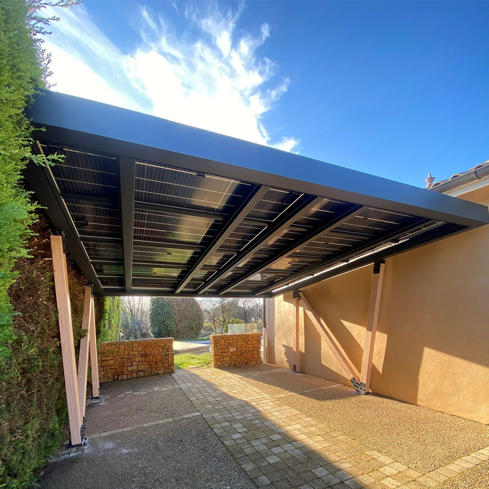 Carport solaire moderne adossé à une maison, structure en métal avec panneaux photovoltaïques