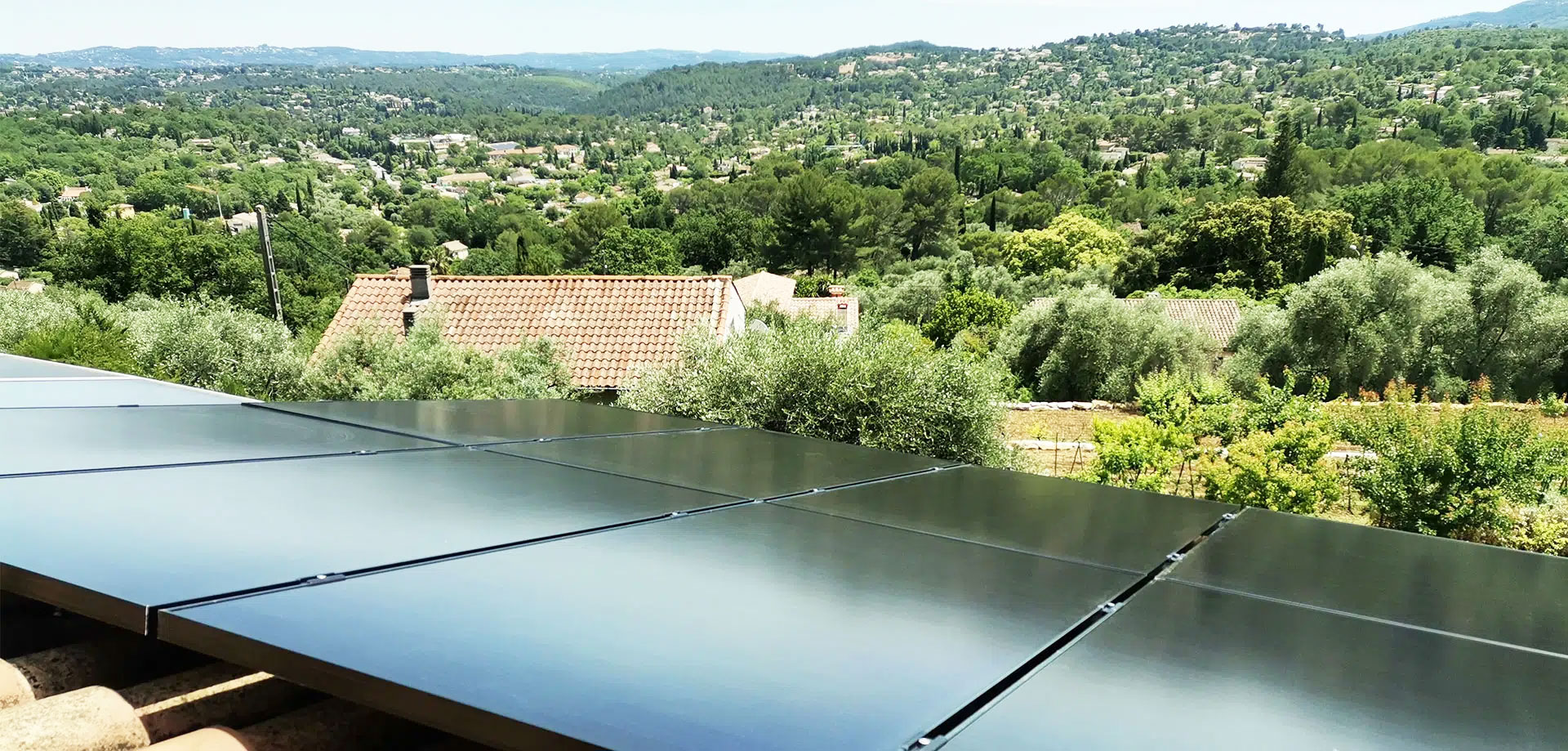 Installation d’énergie renouvelable solaire sur une toiture avec vue sur le Var