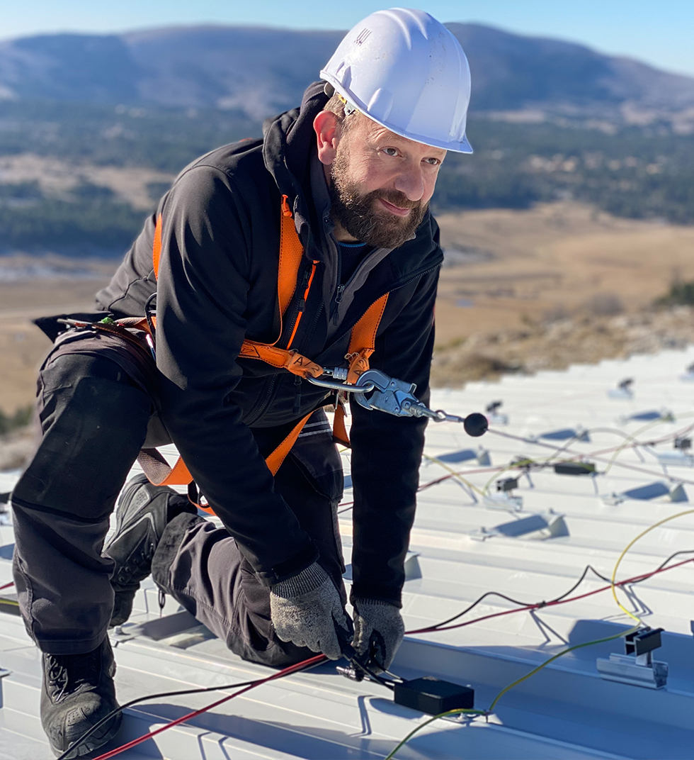 Installateur d’énergies renouvelables préparant la pose de panneaux photovoltaïques