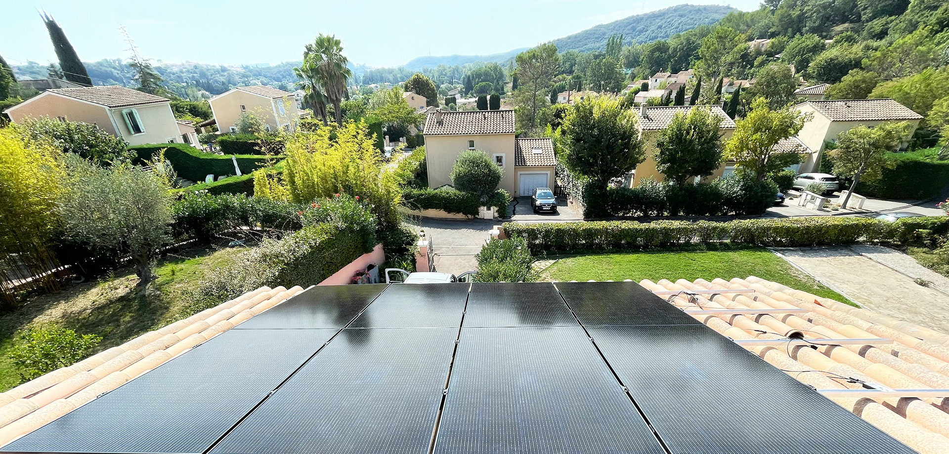 Panneaux solaires photovoltaïques installés sur le toit d'une maison à Nice