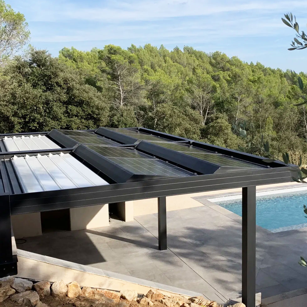Pergola solaire moderne en aluminium noir installée près d’une piscine, avec panneaux photovoltaïques en toiture
